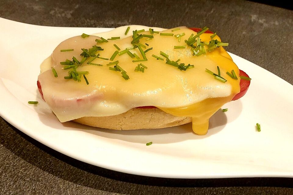 Überbackenes Brötchen mit Tomate