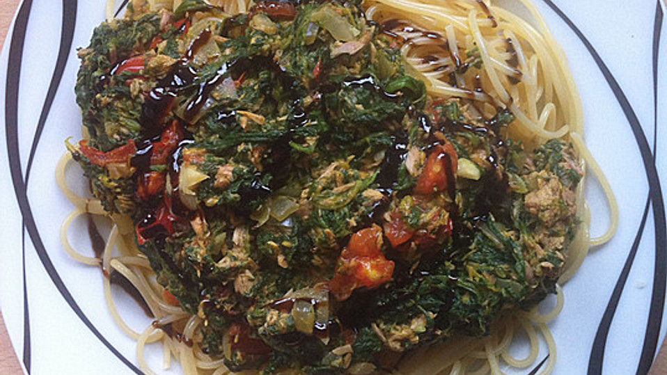 Nudeln mit Spinat - Thunfisch - Sauce von -janali-