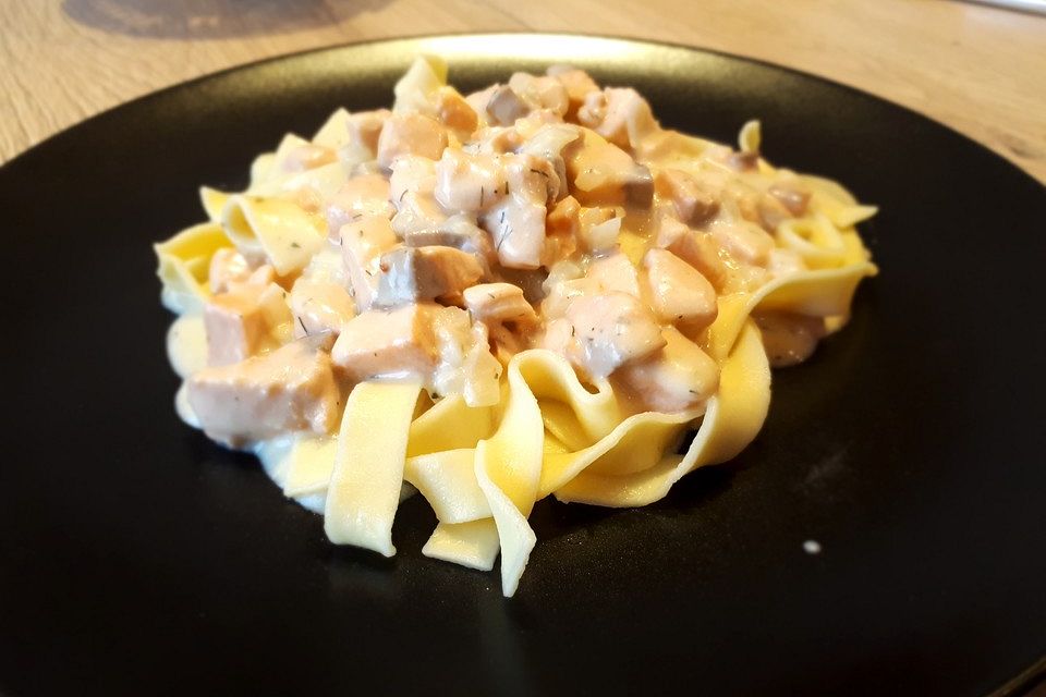 Tagliatelle mit Lachs  - Sahne - Weißwein - Sauce