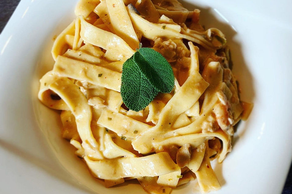 Tagliatelle mit Lachs  - Sahne - Weißwein - Sauce