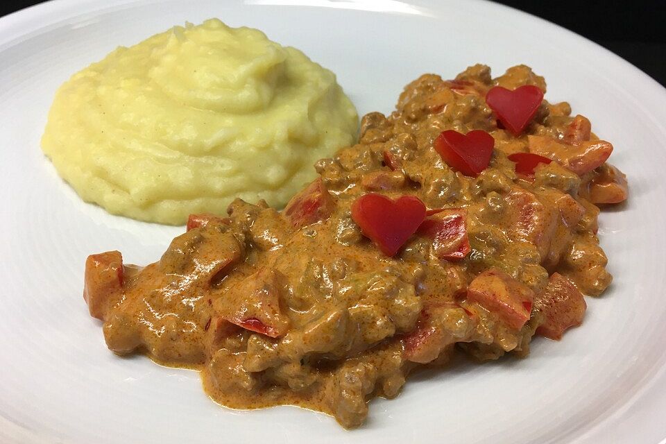 Paprika - Rahm - Sauce mit Hackfleisch