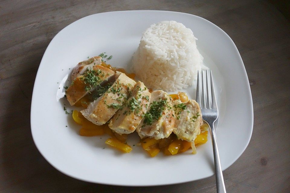 Hähnchenbrust mit Zwiebeln und Paprika