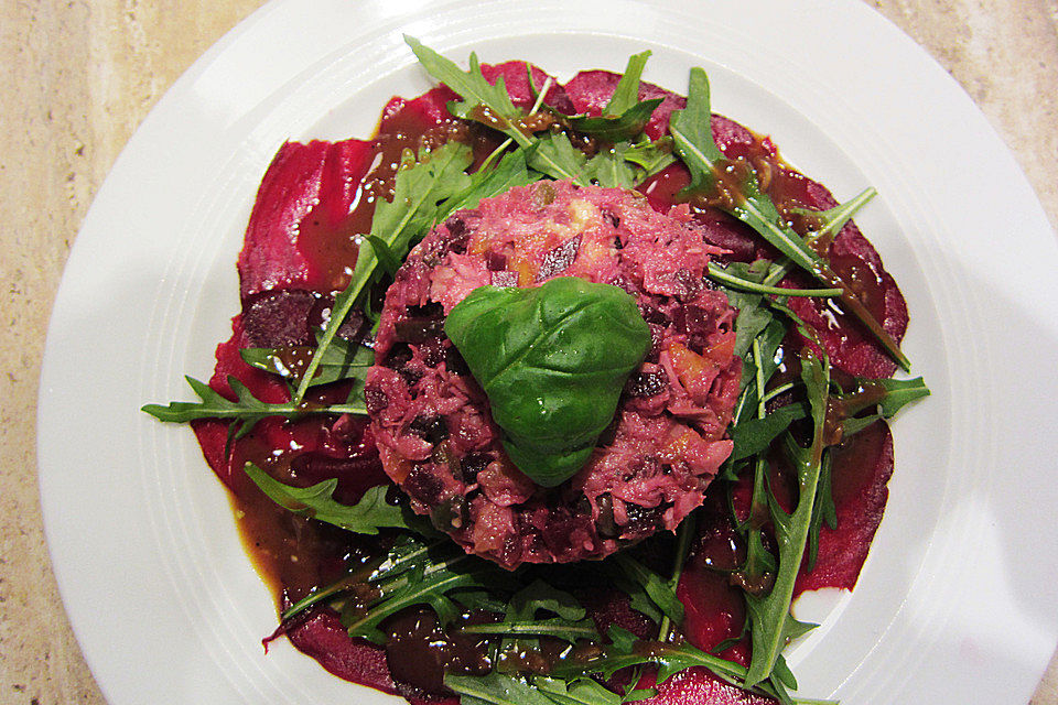 Rote Bete Carpaccio mit Thunfisch Avocado Timbal