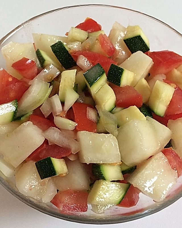 Sommersalat mit Zucchini, Tomaten und Melone