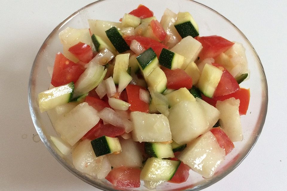 Sommersalat mit Zucchini, Tomaten und Melone