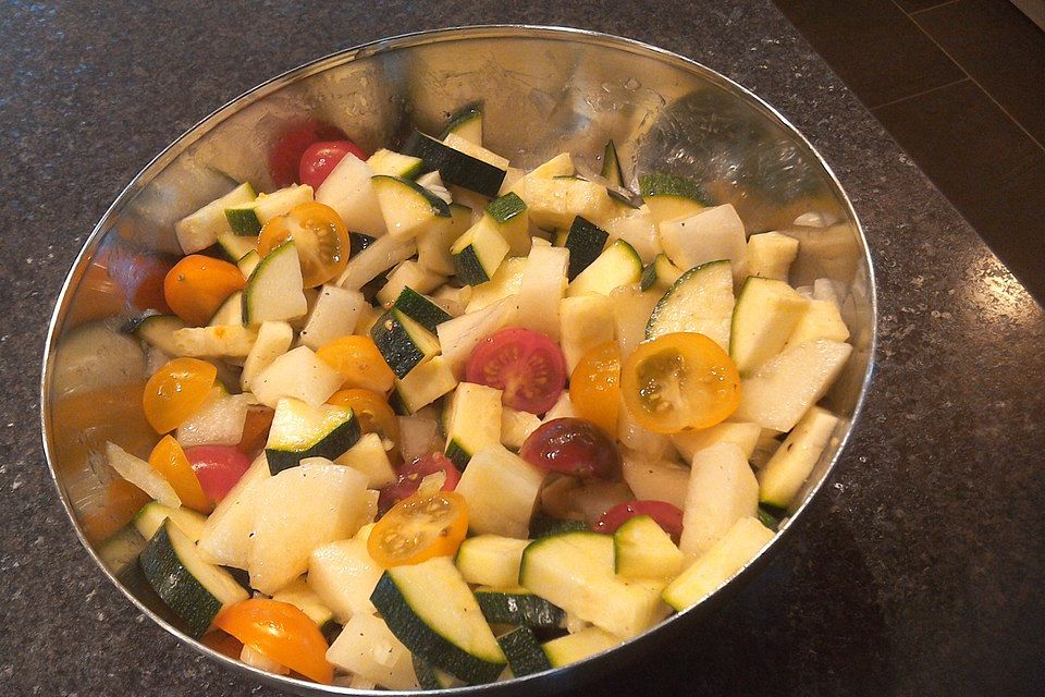 Sommersalat mit Zucchini, Tomaten und Melone Sommersalat mit Zucchini, Tomaten und Melone
