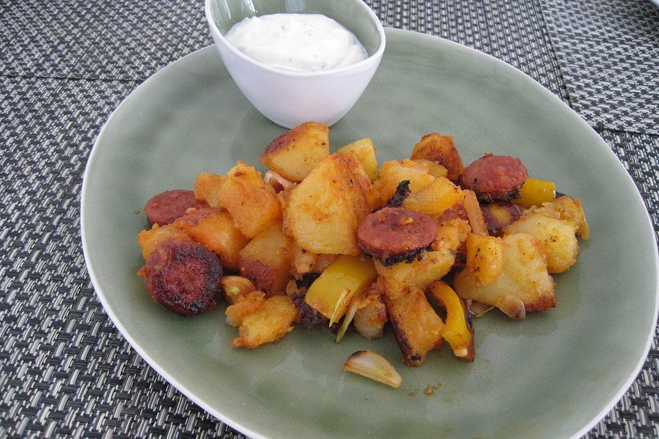 Ofenkartoffeln mit Zwiebeln, Chorizo und Sauerrahm - Paprika - Dip