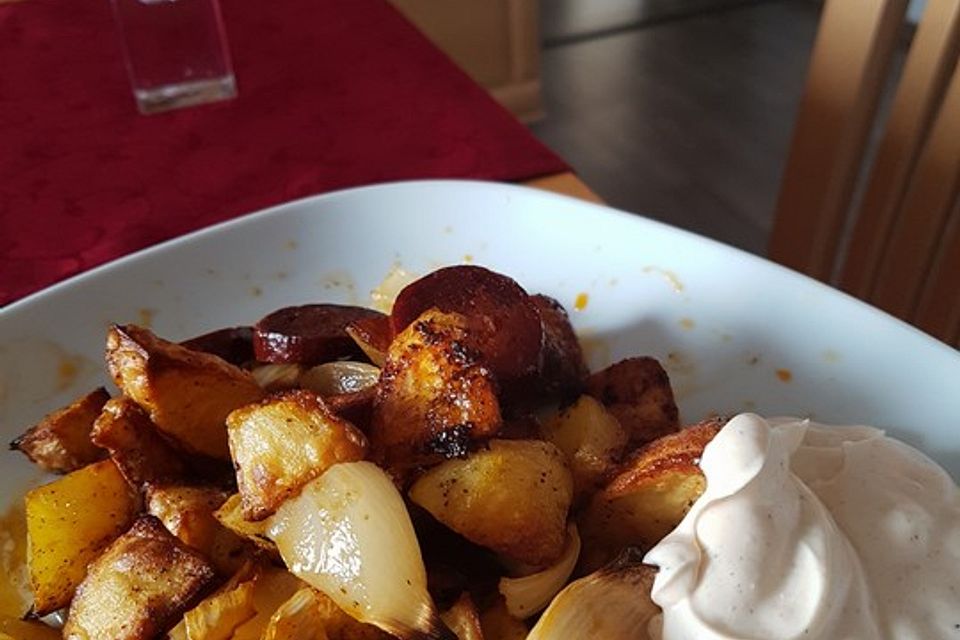 Ofenkartoffeln mit Zwiebeln, Chorizo und Sauerrahm - Paprika - Dip