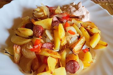Ofenkartoffeln mit Zwiebeln, Chorizo und Sauerrahm - Paprika - Dip