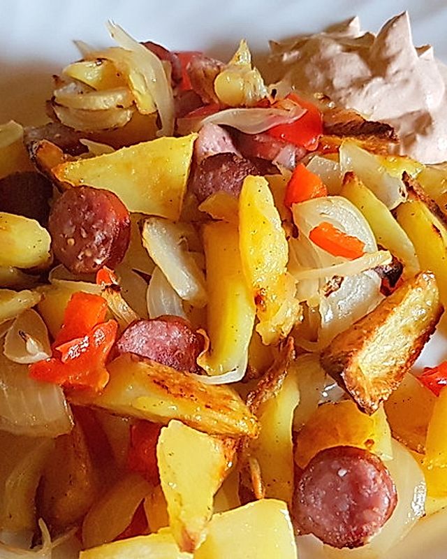 Ofenkartoffeln mit Zwiebeln, Chorizo und Sauerrahm - Paprika - Dip