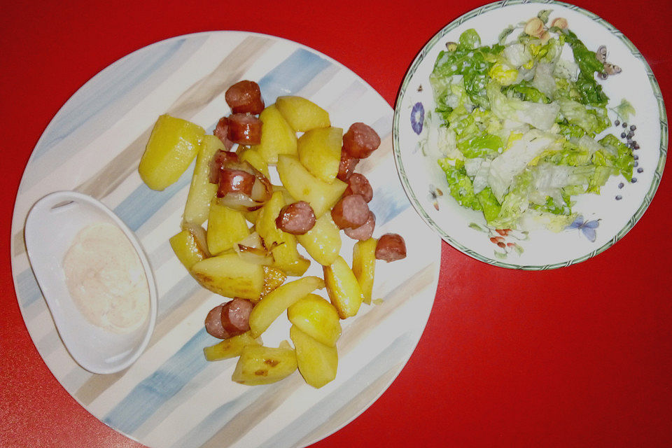 Ofenkartoffeln mit Zwiebeln, Chorizo und Sauerrahm - Paprika - Dip