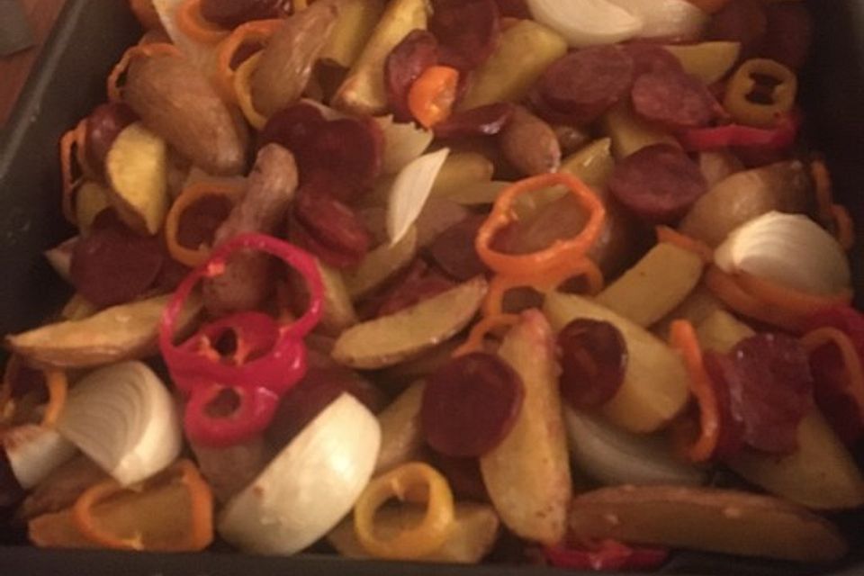 Ofenkartoffeln mit Zwiebeln, Chorizo und Sauerrahm - Paprika - Dip