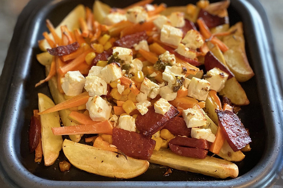 Ofenkartoffeln mit Zwiebeln, Chorizo und Sauerrahm - Paprika - Dip