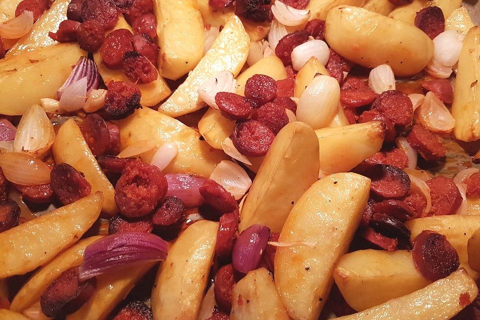 Ofenkartoffeln mit Zwiebeln, Chorizo und Sauerrahm - Paprika - Dip