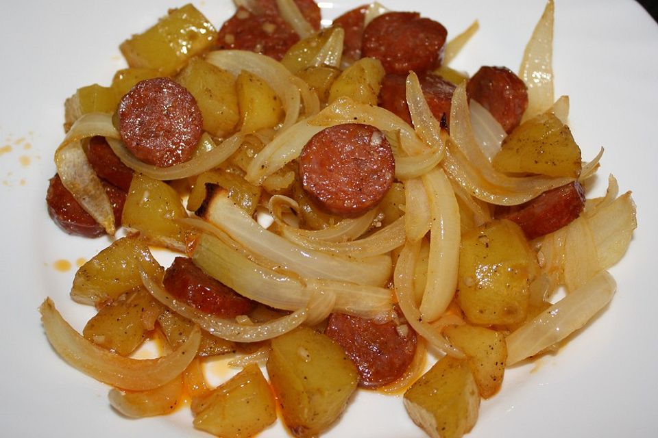 Ofenkartoffeln mit Zwiebeln, Chorizo und Sauerrahm - Paprika - Dip