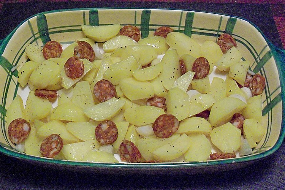 Ofenkartoffeln mit Zwiebeln, Chorizo und Sauerrahm - Paprika - Dip