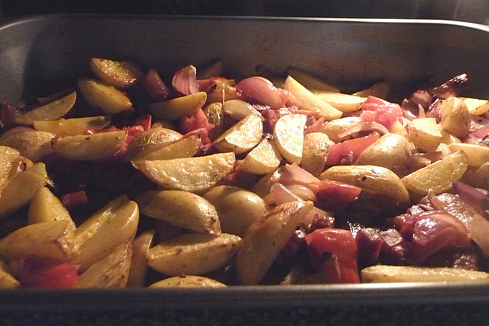 Ofenkartoffeln mit Zwiebeln, Chorizo und Sauerrahm - Paprika - Dip