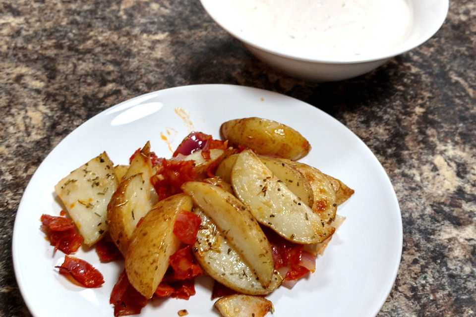 Ofenkartoffeln mit Zwiebeln, Chorizo und Sauerrahm - Paprika - Dip