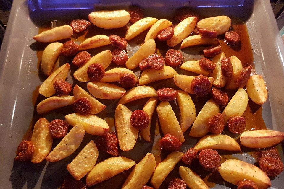 Ofenkartoffeln mit Zwiebeln, Chorizo und Sauerrahm - Paprika - Dip