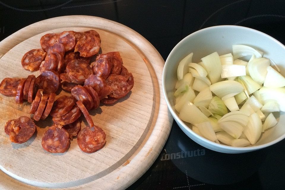 Ofenkartoffeln mit Zwiebeln, Chorizo und Sauerrahm - Paprika - Dip