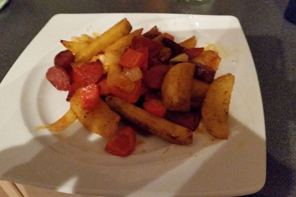 Ofenkartoffeln mit Zwiebeln, Chorizo und Sauerrahm - Paprika - Dip