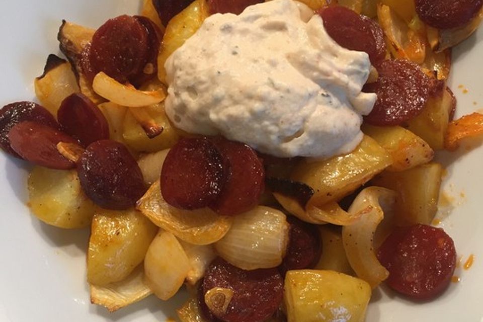 Ofenkartoffeln mit Zwiebeln, Chorizo und Sauerrahm - Paprika - Dip