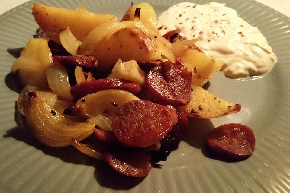 Ofenkartoffeln mit Zwiebeln, Chorizo und Sauerrahm - Paprika - Dip