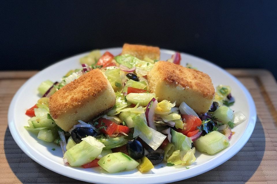 Gebratener Schafskäse auf griechischem Salat