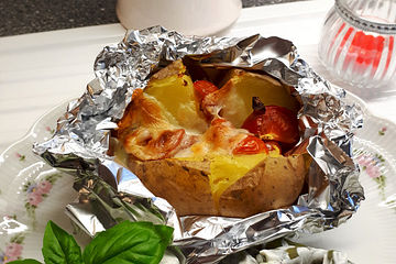 Folienkartoffeln mit Tomaten-Mozzarella-Füllung und Basilikumquark