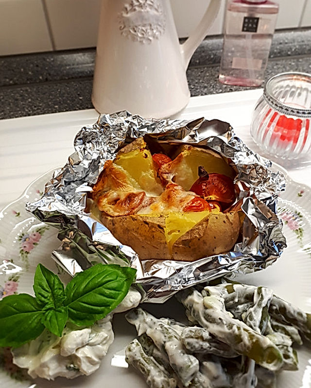 Folienkartoffeln mit Tomaten-Mozzarella-Füllung und Basilikumquark