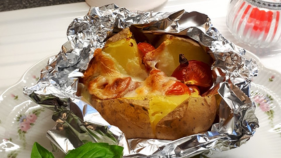 Folienkartoffeln Mit Tomaten Mozzarella Fullung Und Basilikumquark Chefkoch 