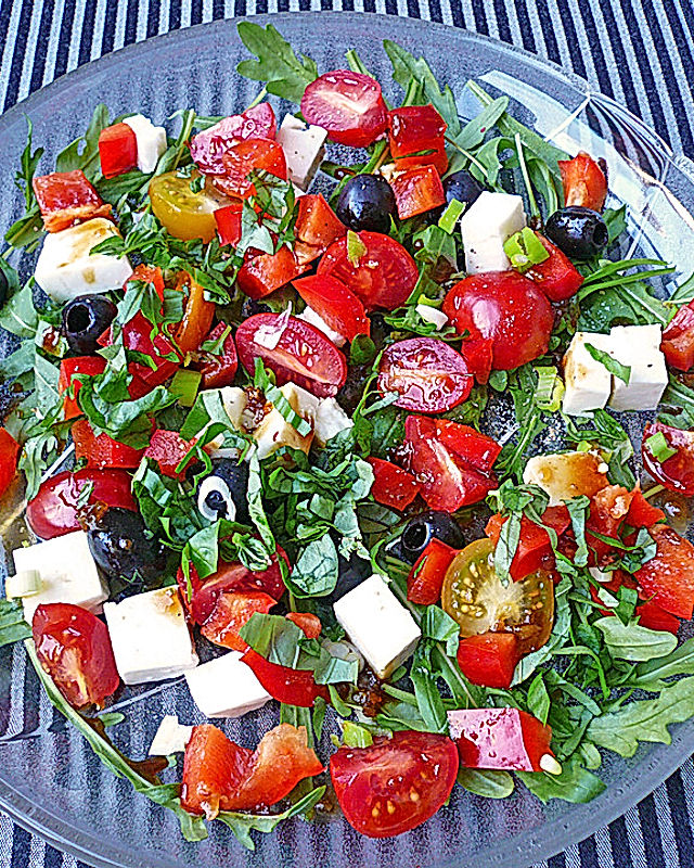 Rucola - Salat mit Oliven, Tomaten und Schafskäse