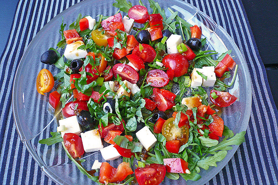 Rucola - Salat mit Oliven, Tomaten und Schafskäse