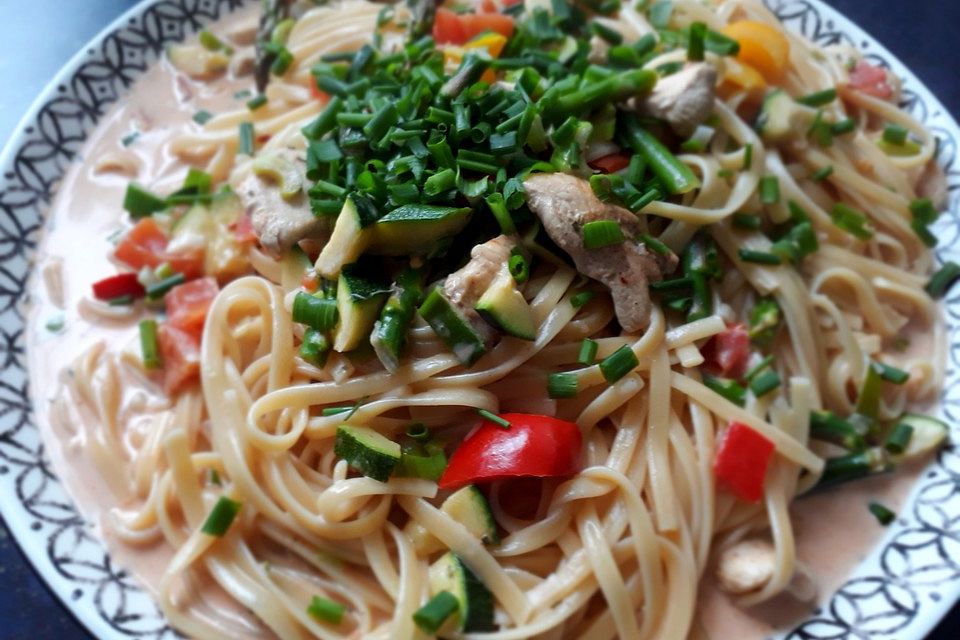 Spaghetti in cremiger Paprika-Tomaten-Frühlingszwiebel-Sauce
