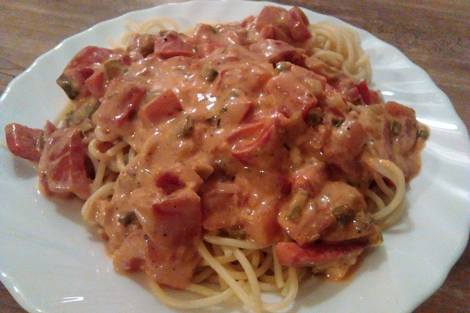Spaghetti in cremiger Paprika-Tomaten-Frühlingszwiebel-Sauce