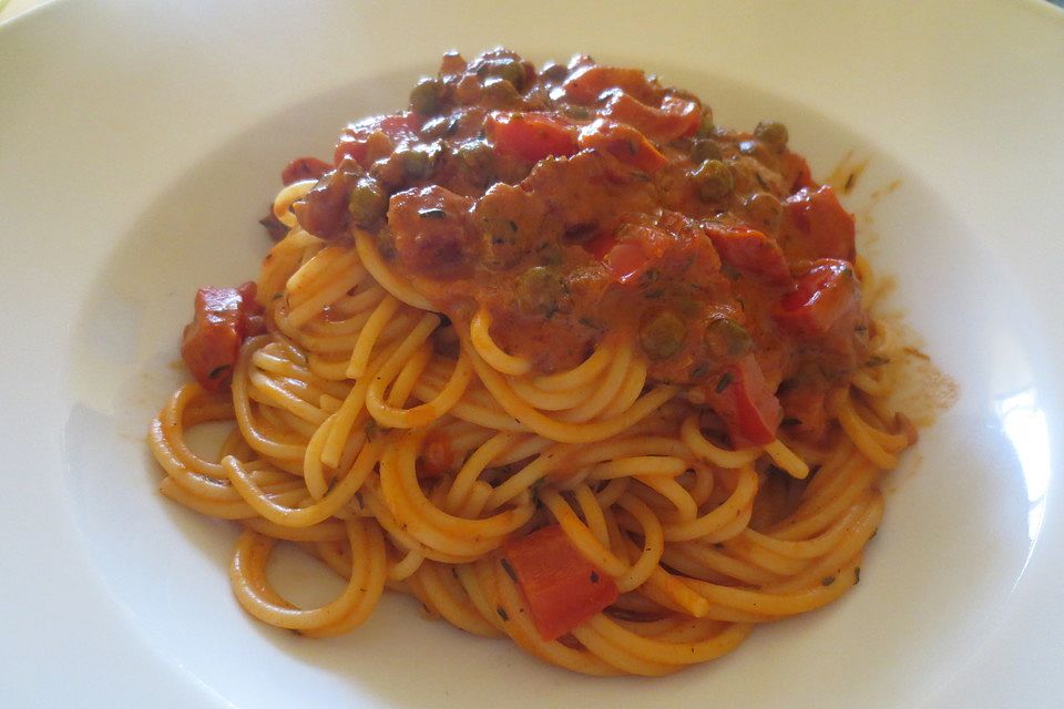 Spaghetti in cremiger Paprika-Tomaten-Frühlingszwiebel-Sauce