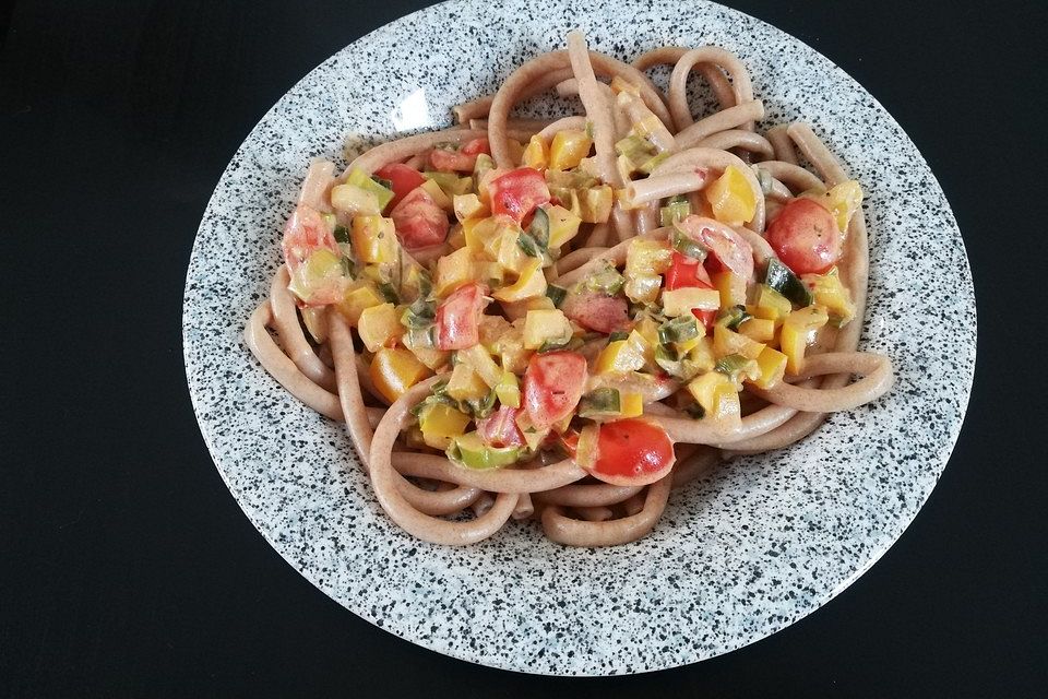 Spaghetti in cremiger Paprika-Tomaten-Frühlingszwiebel-Sauce