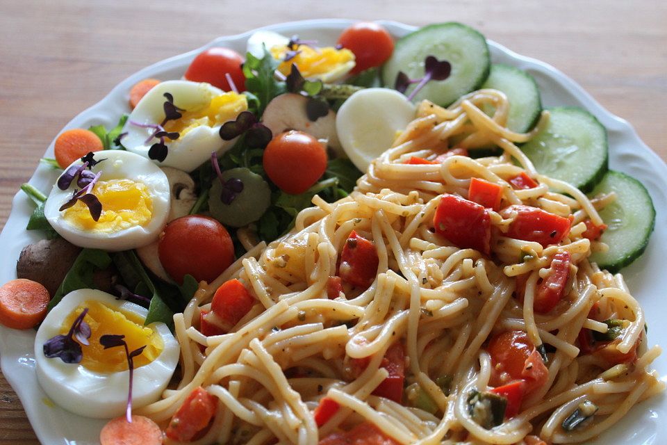 Spaghetti in cremiger Paprika-Tomaten-Frühlingszwiebel-Sauce
