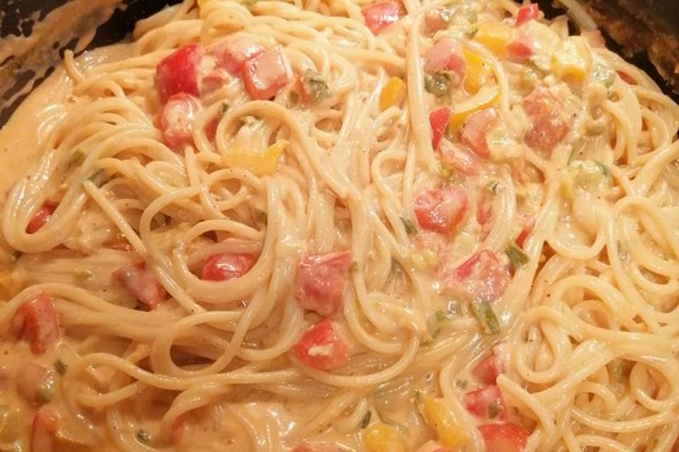 Spaghetti in cremiger Paprika-Tomaten-Frühlingszwiebel-Sauce
