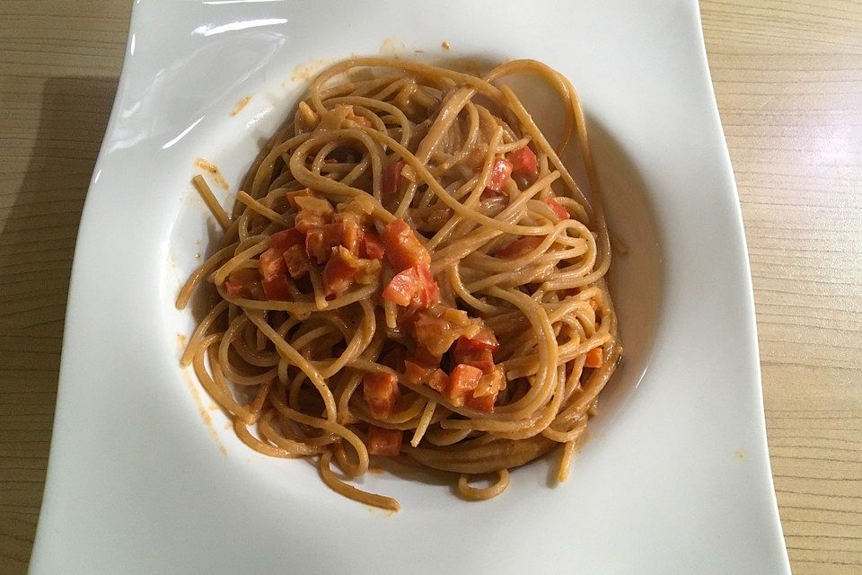 Spaghetti in cremiger Paprika-Tomaten-Frühlingszwiebel-Sauce