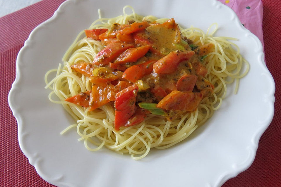 Spaghetti in cremiger Paprika-Tomaten-Frühlingszwiebel-Sauce