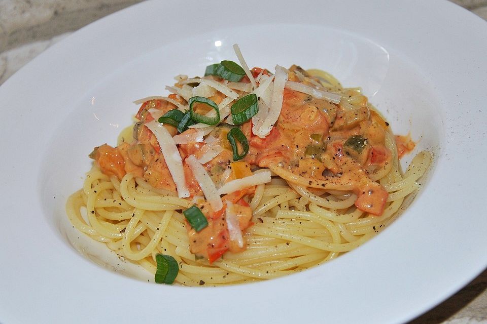 Spaghetti in cremiger Paprika-Tomaten-Frühlingszwiebel-Sauce