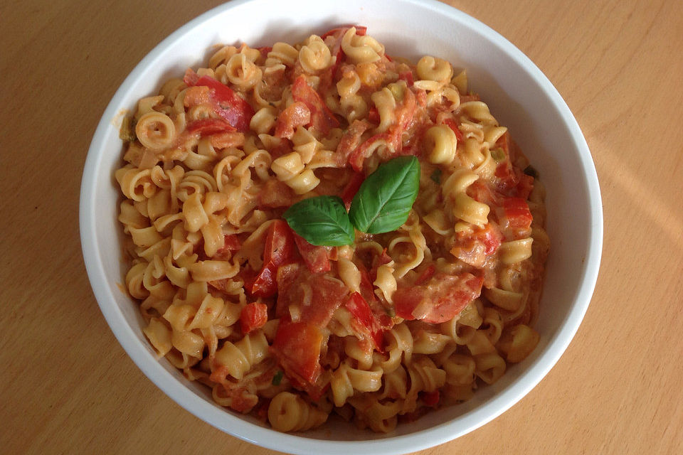 Spaghetti in cremiger Paprika-Tomaten-Frühlingszwiebel-Sauce