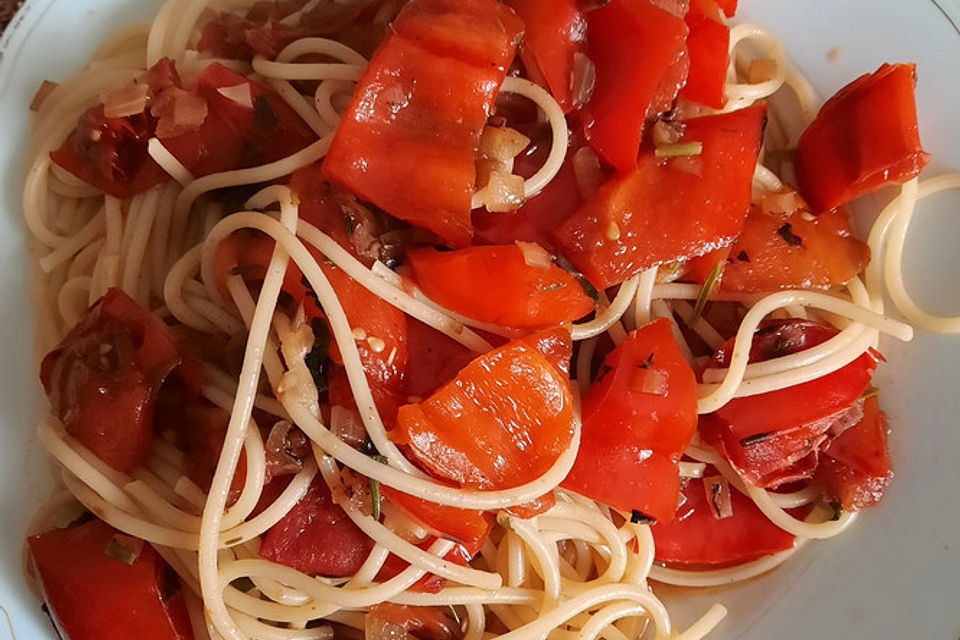 Spaghetti in cremiger Paprika-Tomaten-Frühlingszwiebel-Sauce