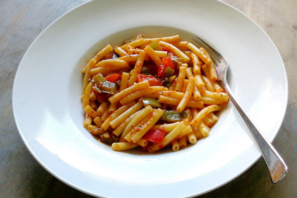 Spaghetti in cremiger Paprika-Tomaten-Frühlingszwiebel-Sauce
