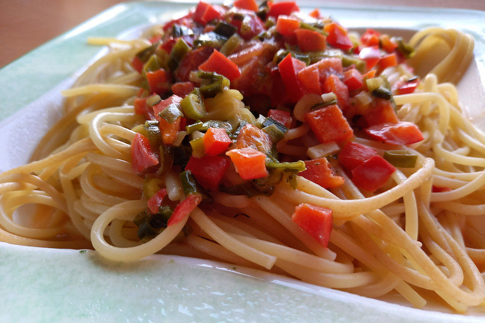 Spaghetti in cremiger Paprika-Tomaten-Frühlingszwiebel-Sauce