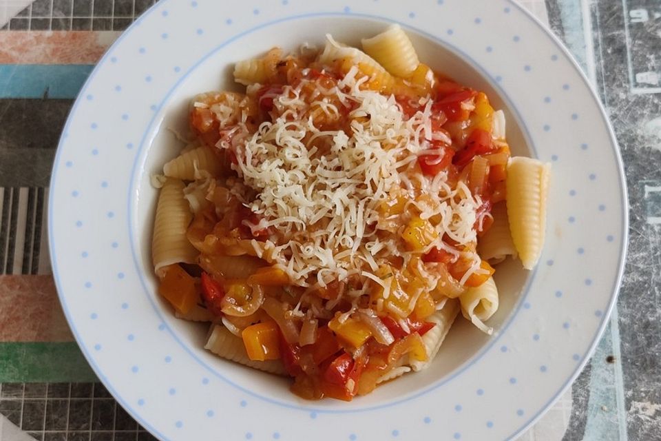 Spaghetti in cremiger Paprika-Tomaten-Frühlingszwiebel-Sauce