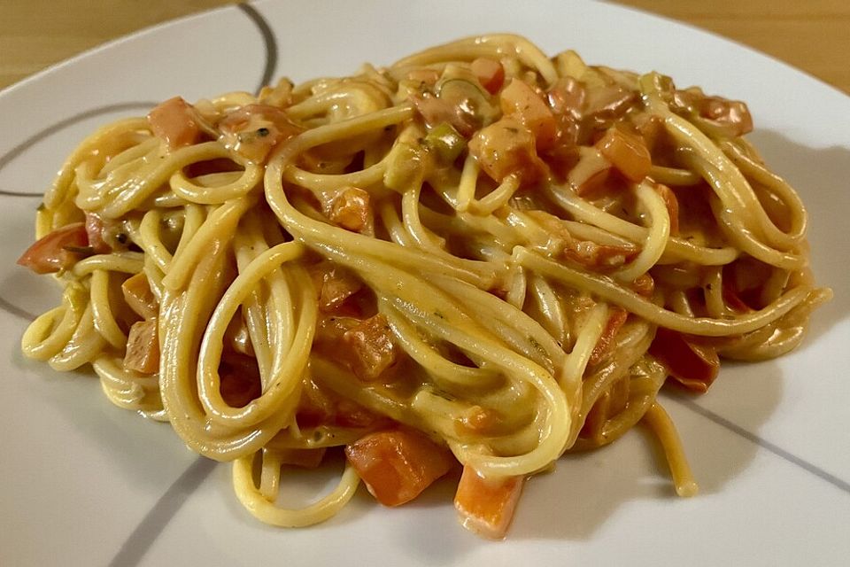 Spaghetti in cremiger Paprika-Tomaten-Frühlingszwiebel-Sauce