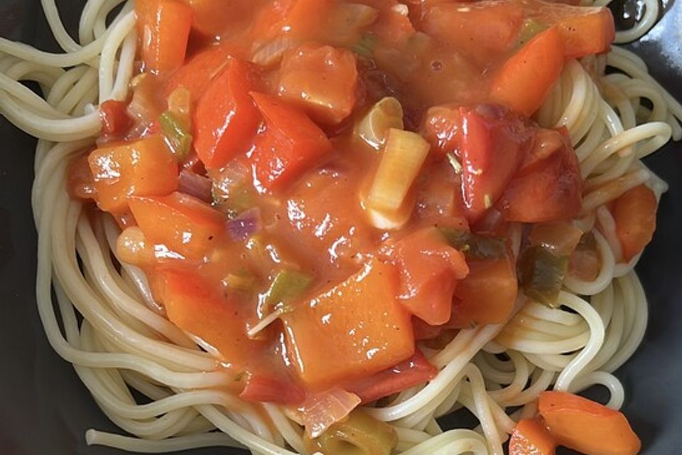 Spaghetti in cremiger Paprika-Tomaten-Frühlingszwiebel-Sauce