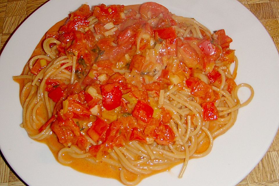 Spaghetti in cremiger Paprika-Tomaten-Frühlingszwiebel-Sauce